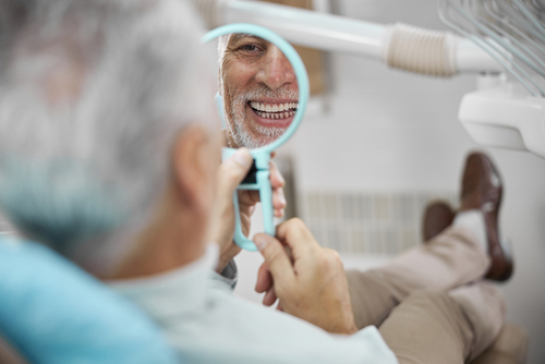 Implantes dentales en un día frente a los implantes tradicionales en Ontario, California